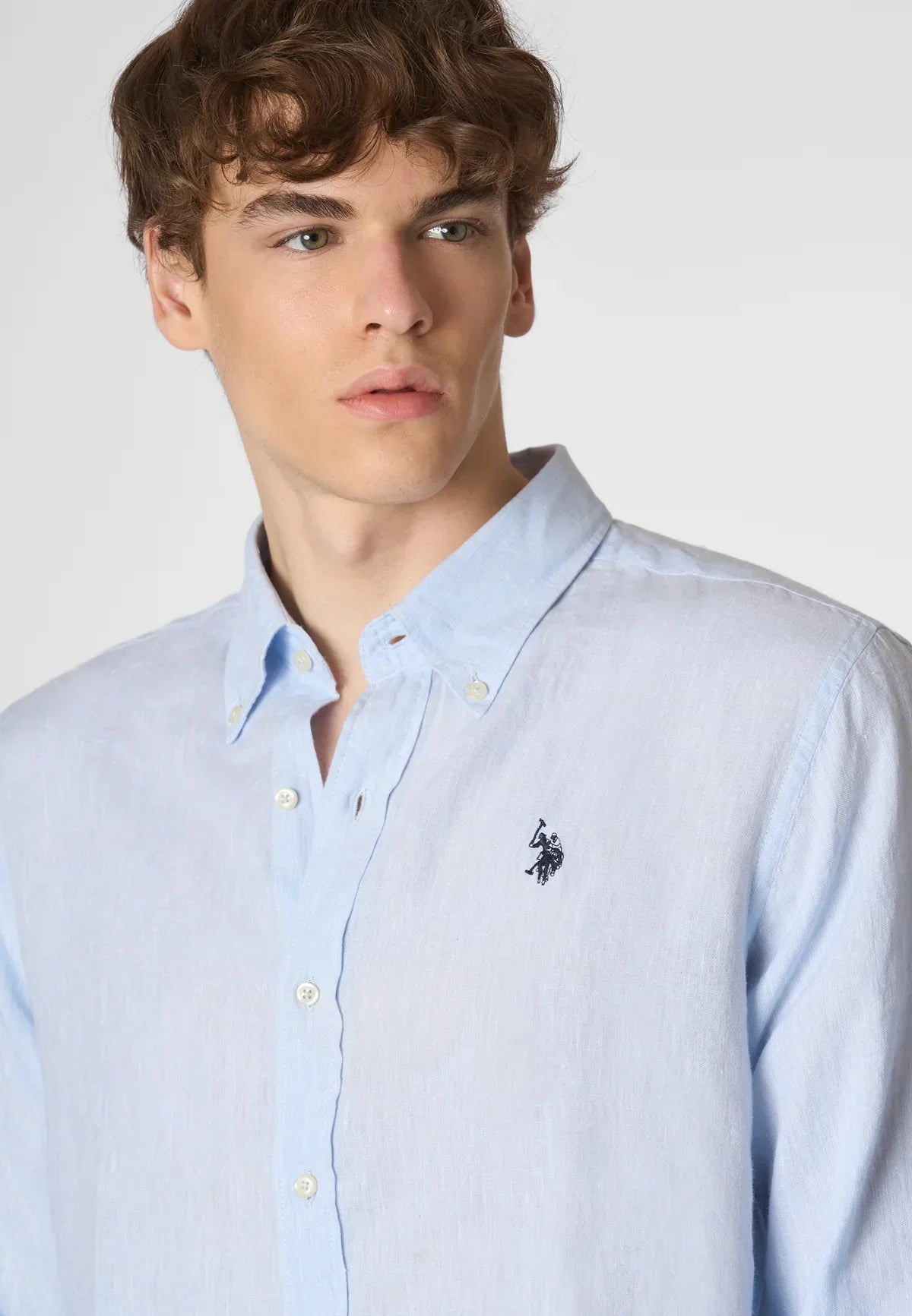 Camicia uomo azzurra in lino con logo ricamato sul petto, stile casual elegante.