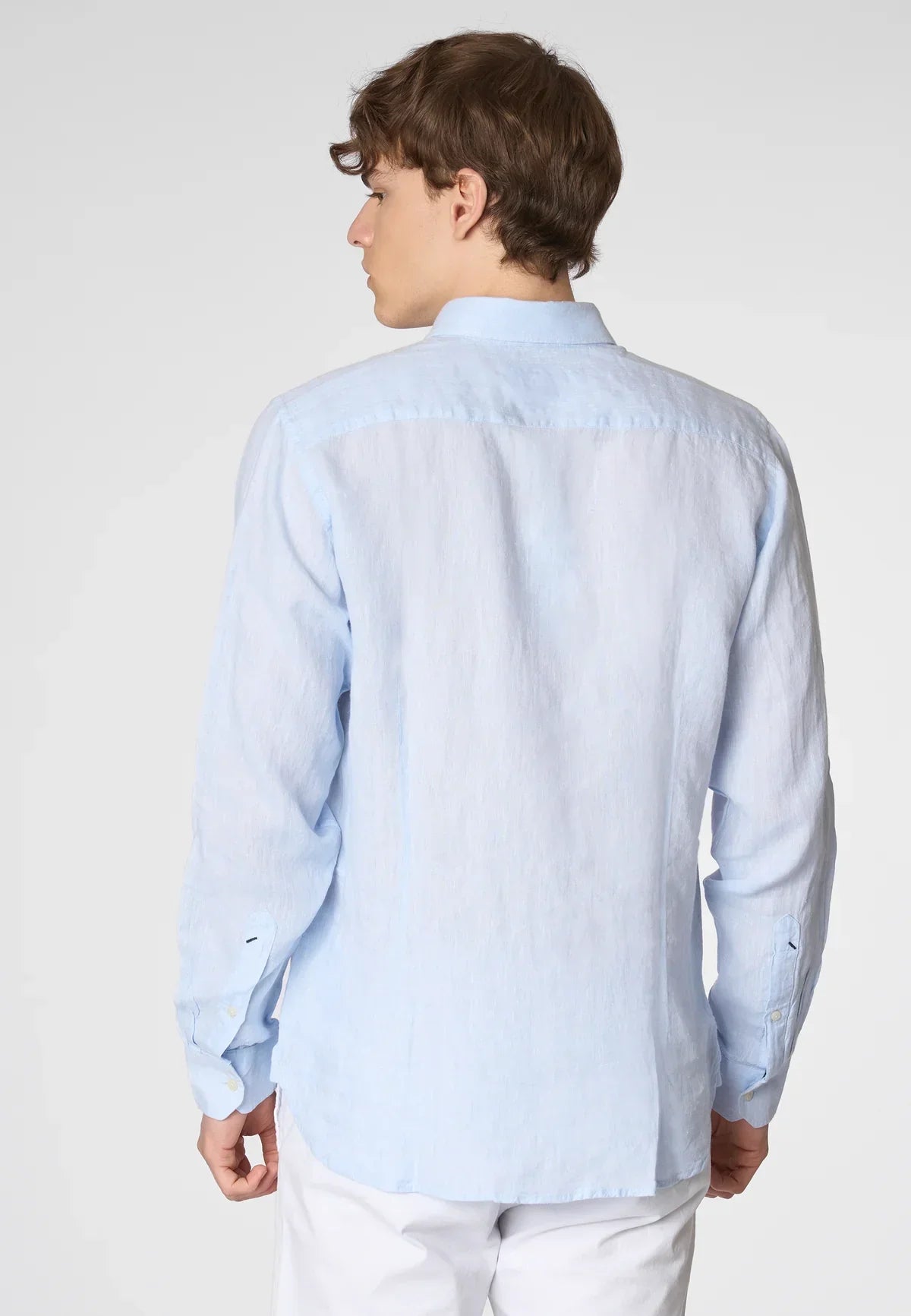 Camicia uomo in lino azzurro manica lunga vista posteriore, abbigliamento elegante