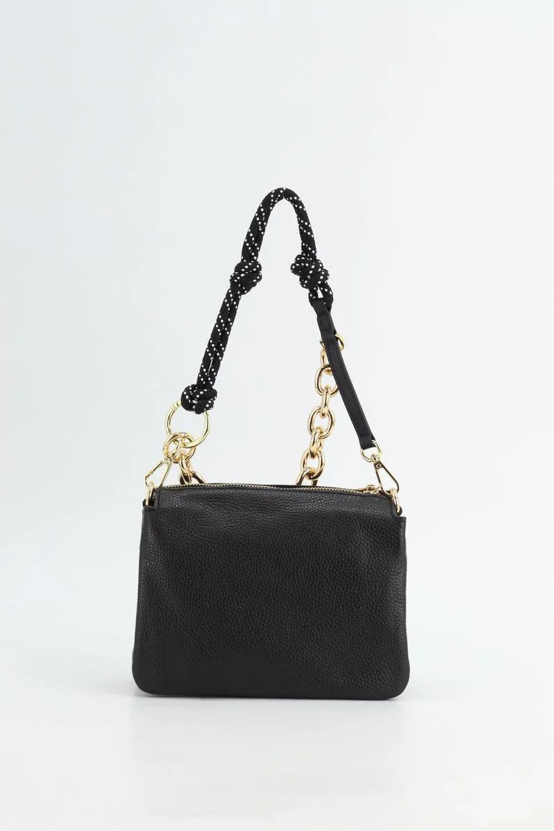 Borsa donna nera in pelle con tracolla intrecciata e dettagli oro, accessorio moda elegante