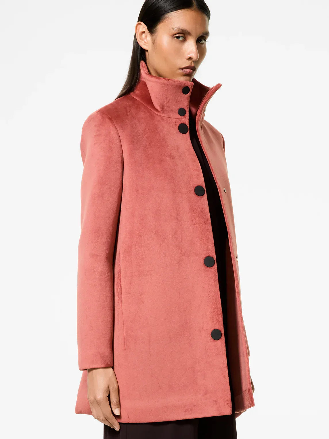 Cappotto donna rosa con bottoni neri, tessuto effetto velluto, colletto alto.