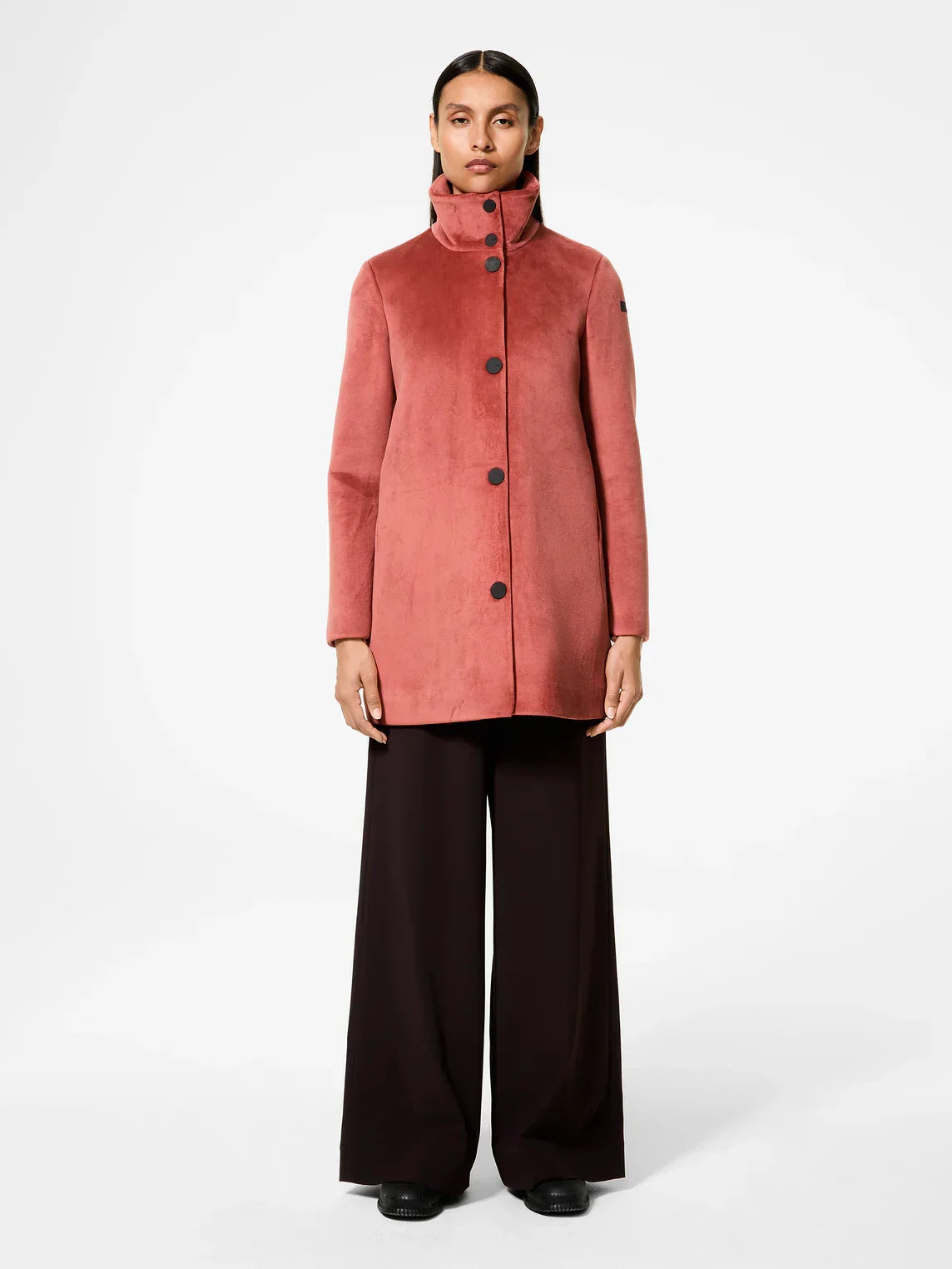 Cappotto donna rosa in suede con bottoni neri e collo alto, abbigliamento elegante autunno inverno.