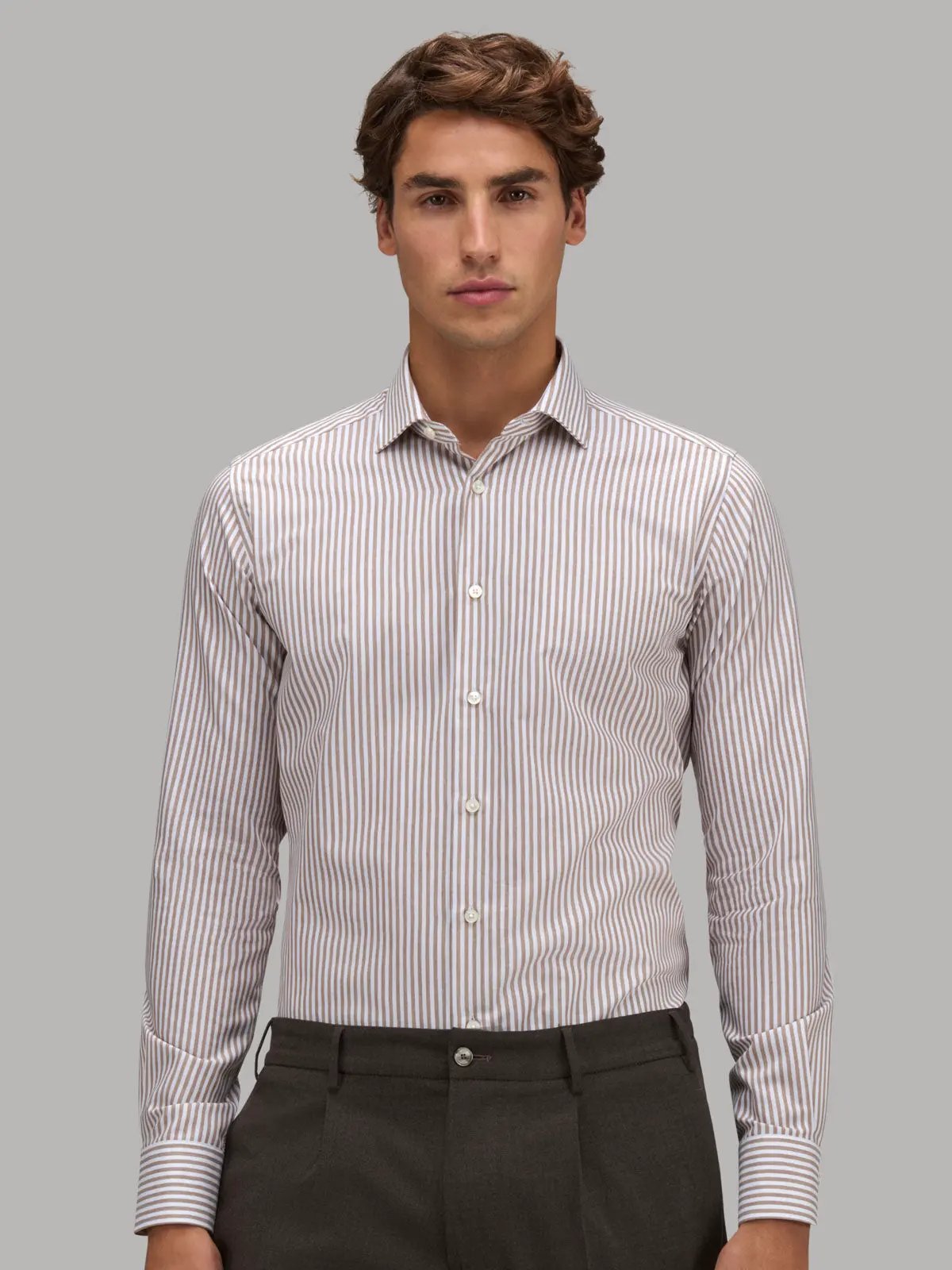 Dettaglio tessuto twill a righe cammello e bianco Xacus No-Stiro