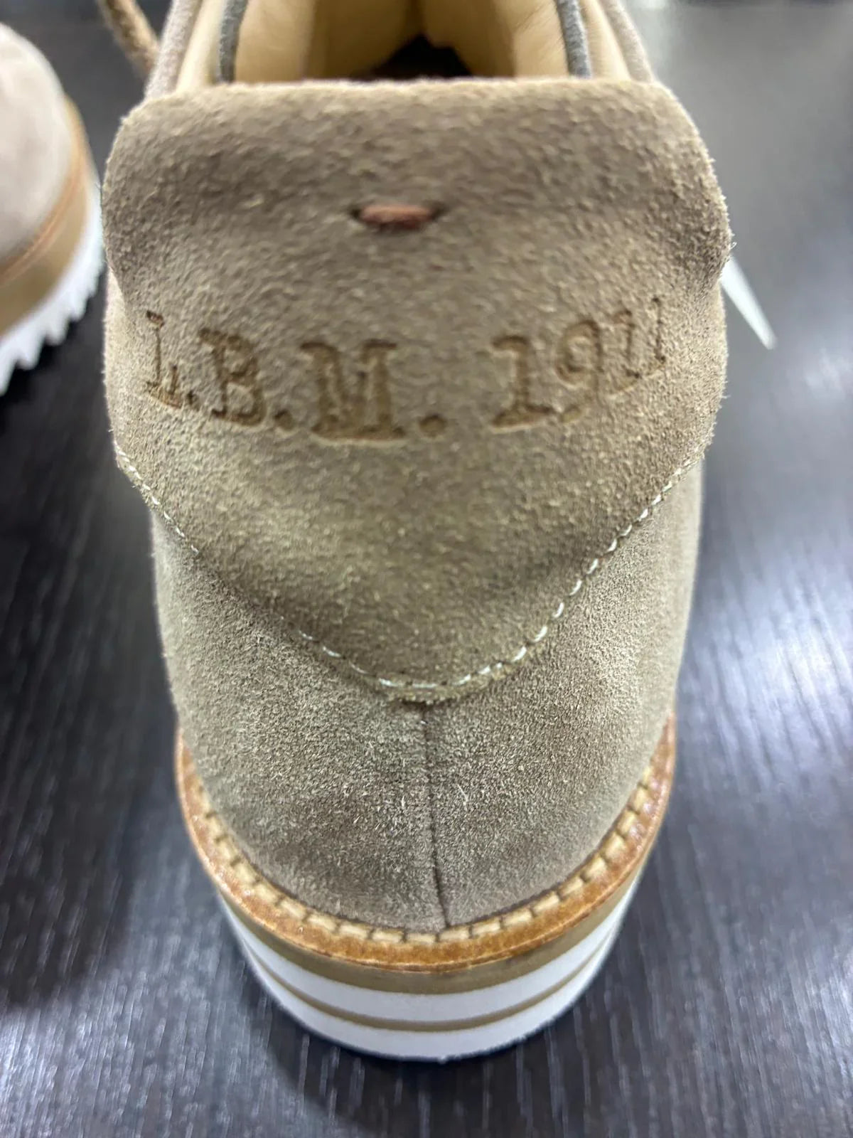 Scarpa uomo in camoscio beige con suola bianca, dettaglio tallone L.B.M. 1911