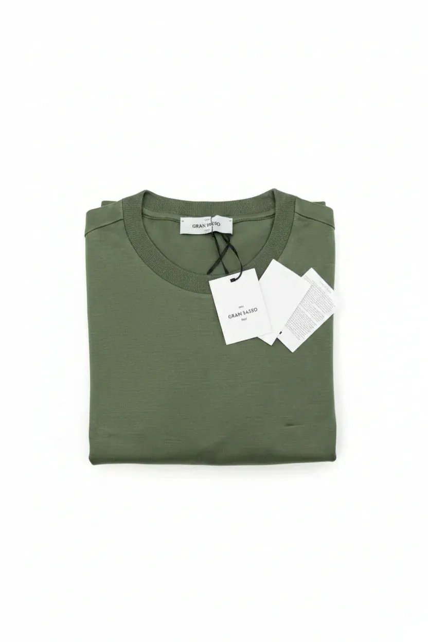 Maglia uomo verde oliva Gran Sasso piegata, etichetta visibile, fondo bianco