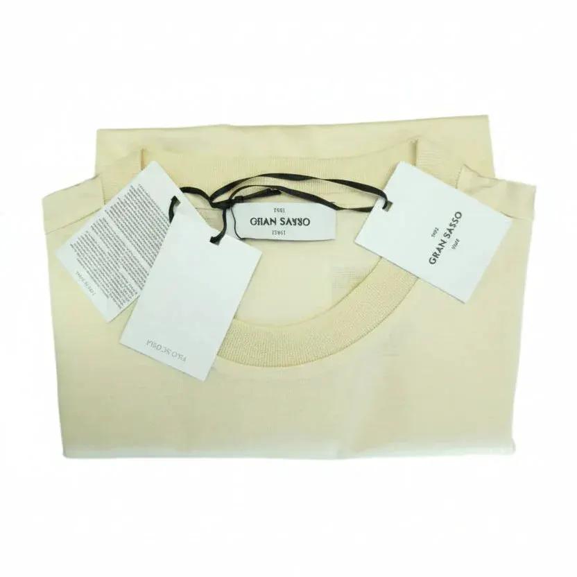 Maglia uomo beige in cotone piegata con etichette, abbigliamento Made in Italy elegante