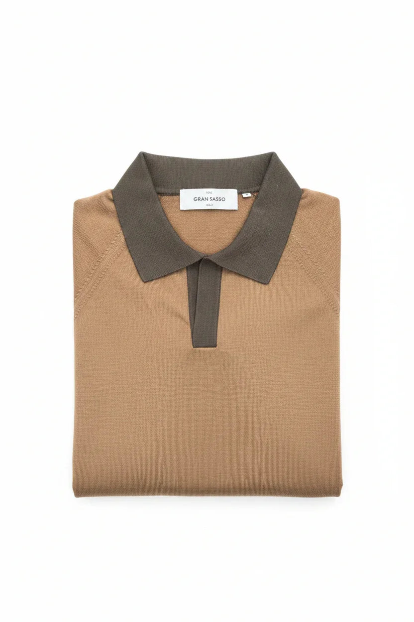 Polo uomo marrone chiaro con colletto a contrasto, elegante abbigliamento Made in Italy.