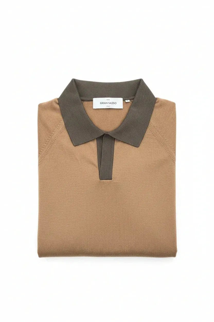 Polo uomo marrone chiaro con colletto a contrasto, elegante abbigliamento Made in Italy.