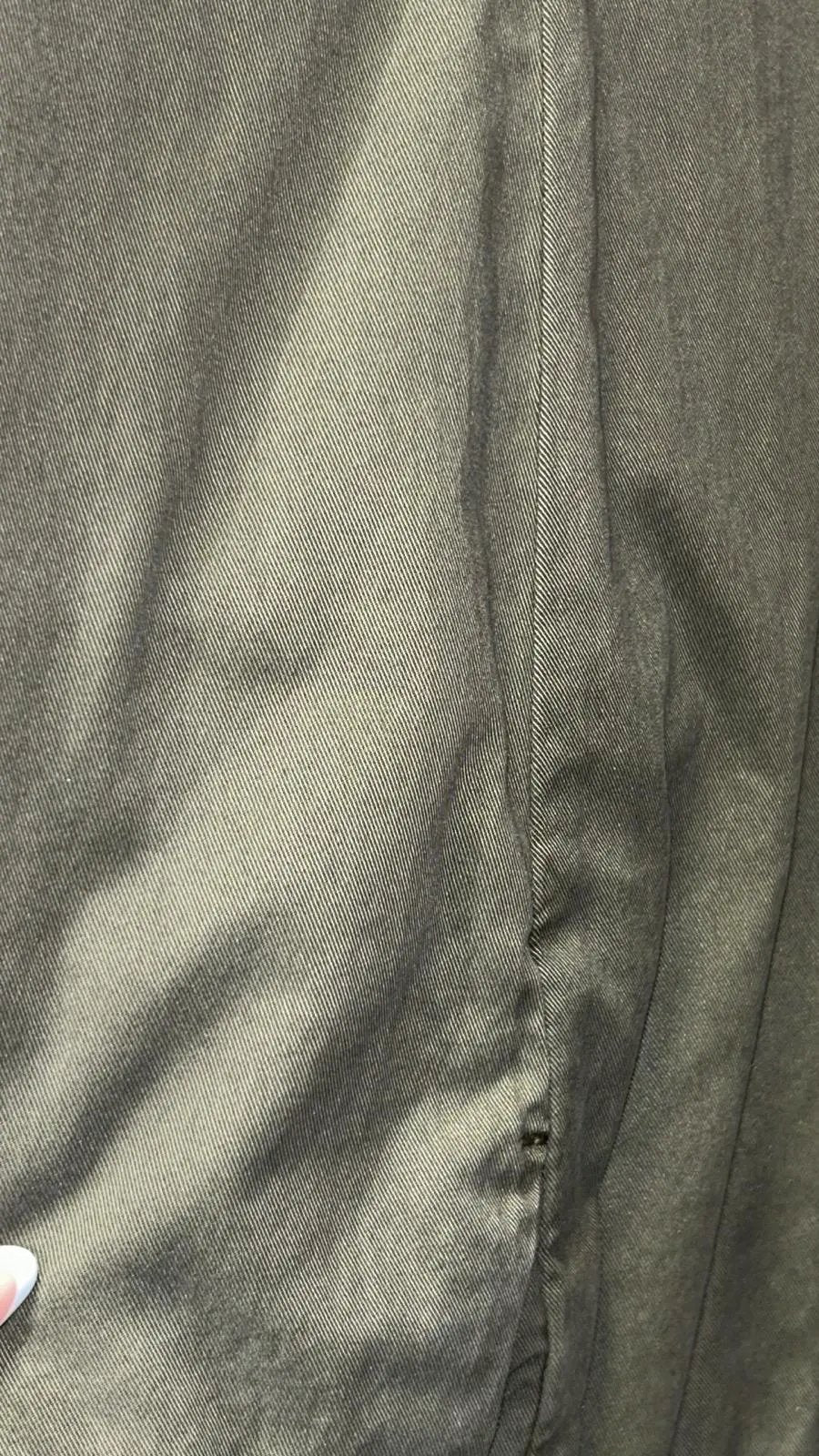Dettaglio tessuto verde oliva, abbigliamento uomo donna, stile Made in Italy