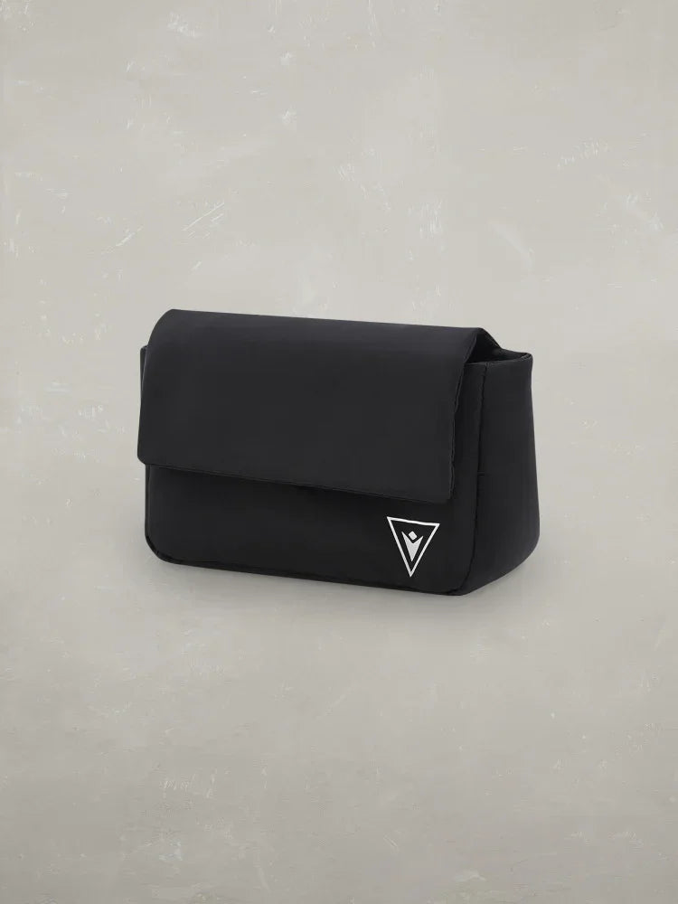 Borsa a tracolla nera da uomo minimal con logo triangolare bianco, accessori moda eleganti.