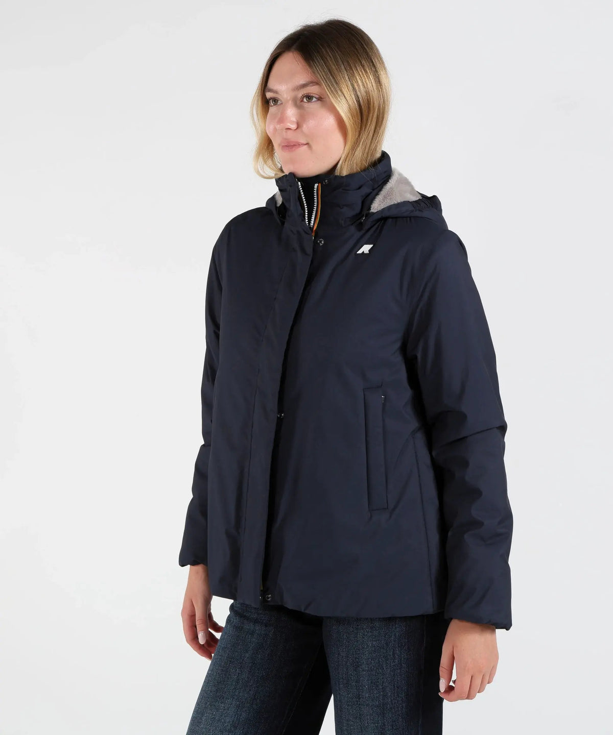 K-WAY K8144BW-DCA Marlette Twill Soft Beaver — dettaglio cappuccio e chiusura, colore Blue Depth - Grey