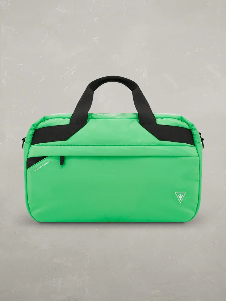 Borsa sportiva verde unisex con manici neri, tasca frontale e logo bianco, stile moderno