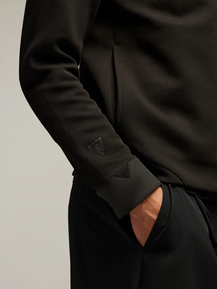 Dettaglio felpa uomo nera con logo triangolare al polso, stile casual elegante