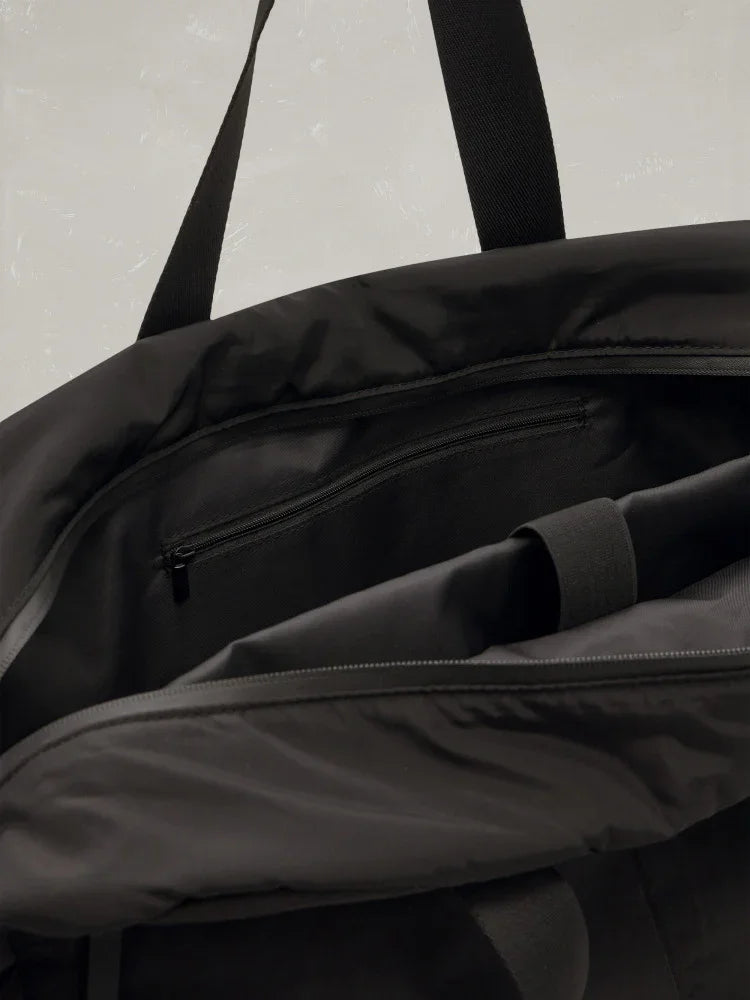 Interno borsa nera uomo con tasca zip, accessorio moda elegante e pratico