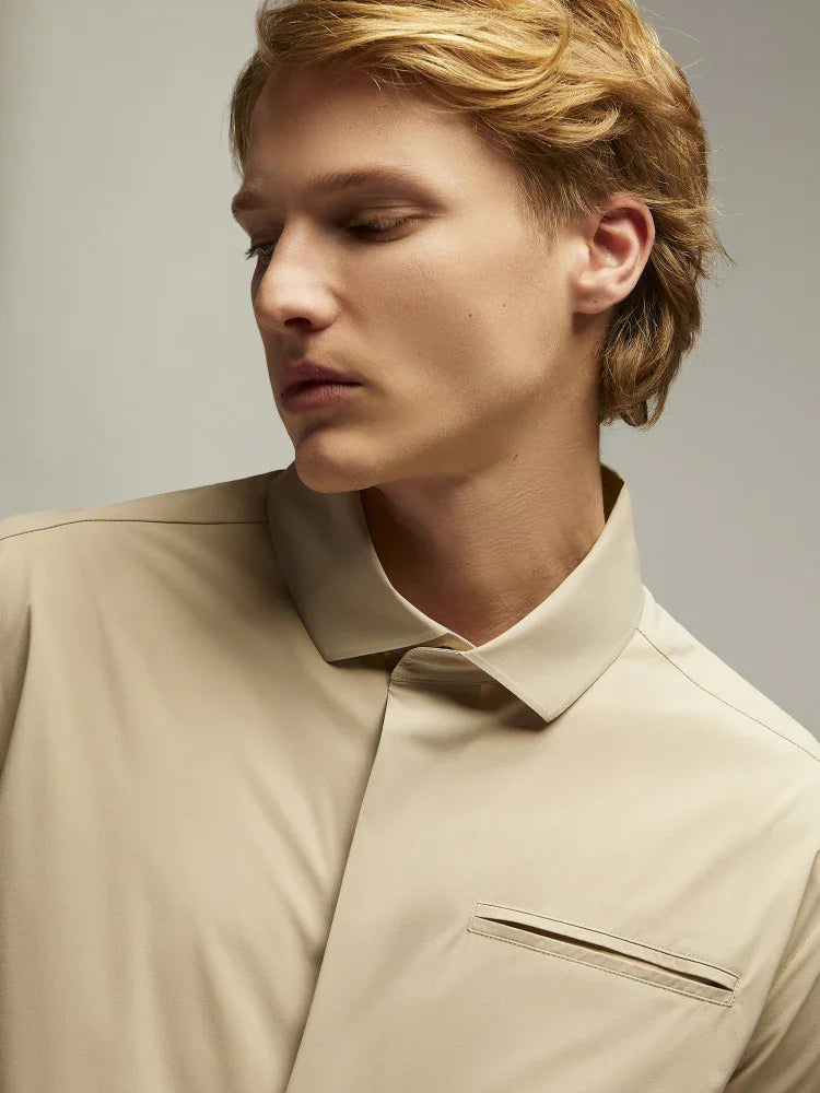 camicia beige uomo elegante con taschino, moda uomo made in Italy, primo piano busto