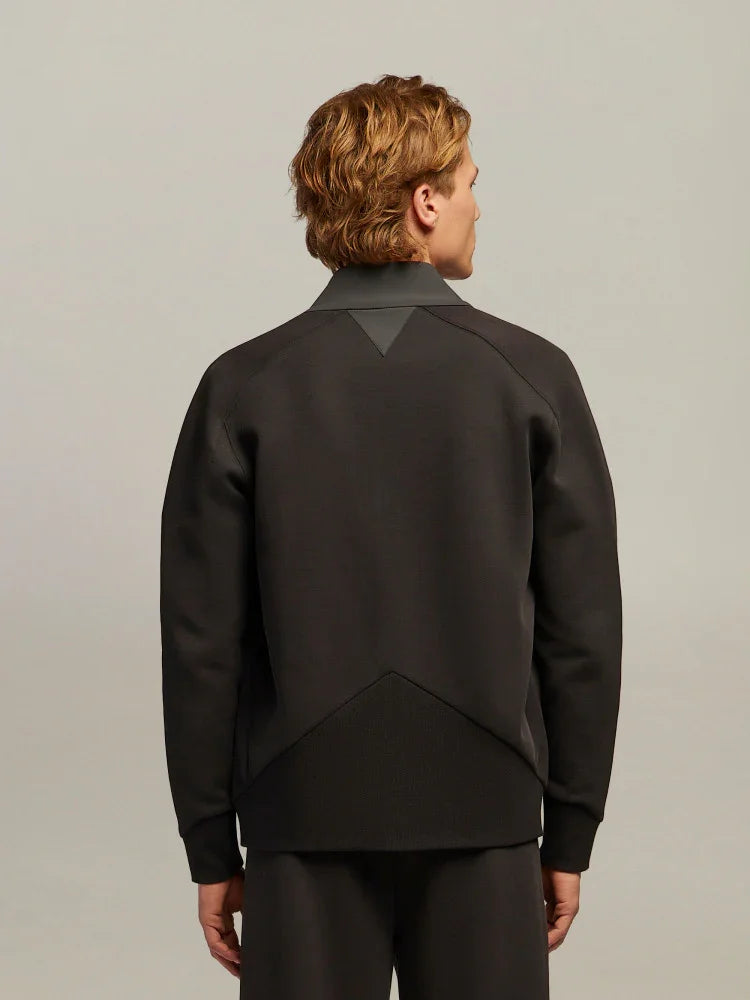 Modello uomo di schiena con felpa nera moderna, abbigliamento casual Made in Italy