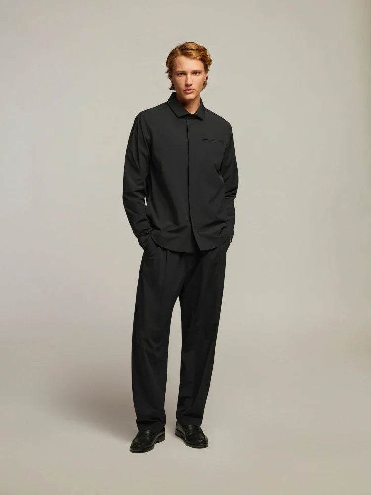Modello uomo con camicia e pantaloni neri eleganti, abbigliamento uomo moderno