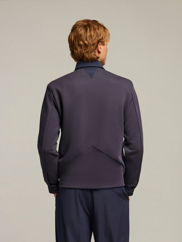 Uomo di spalle indossa felpa grigia e pantaloni eleganti, moda maschile Made in Italy
