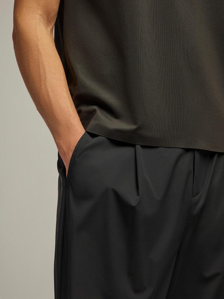 Dettaglio pantaloni neri da uomo eleganti, tessuto liscio, mano in tasca