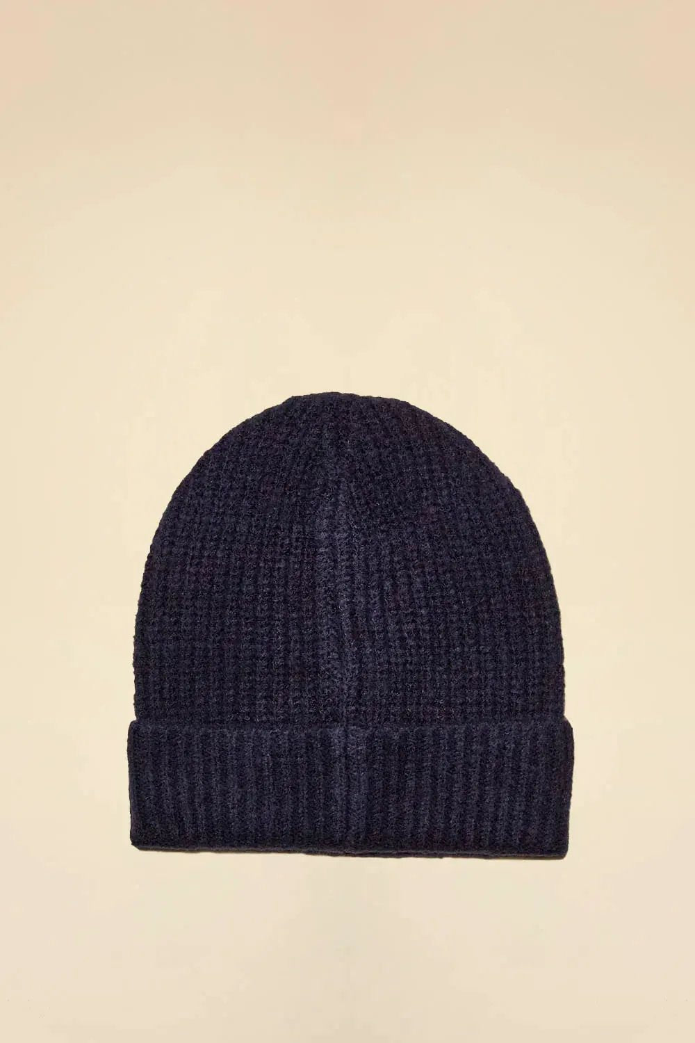 Cuffia in maglia blu da uomo, semplice, con risvolto, fondo neutro, accessorio invernale