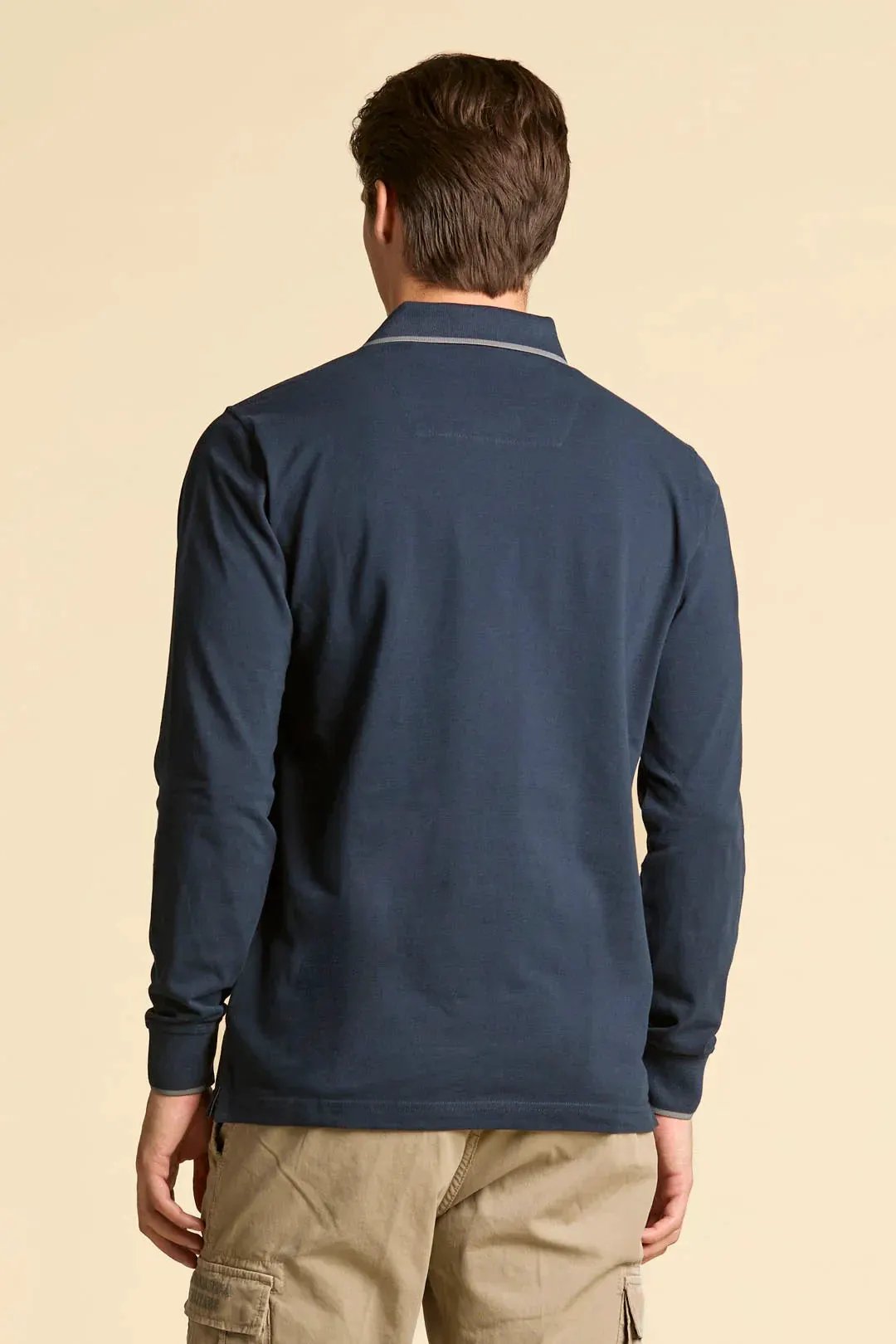 Polo uomo manica lunga blu navy basic, vista posteriore, stile casual elegante.