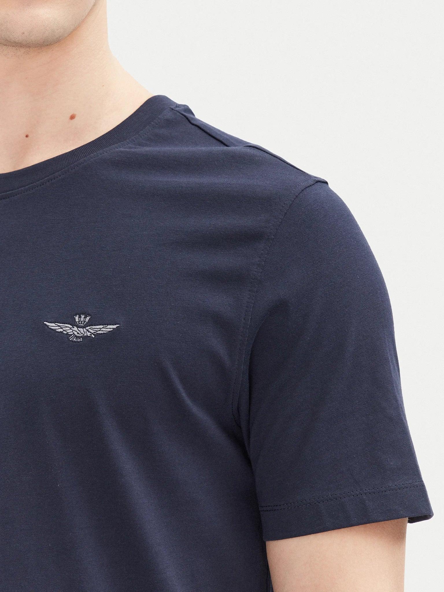 T-shirt blu navy uomo con logo aquila ricamato sul petto, manica corta, stile casual.