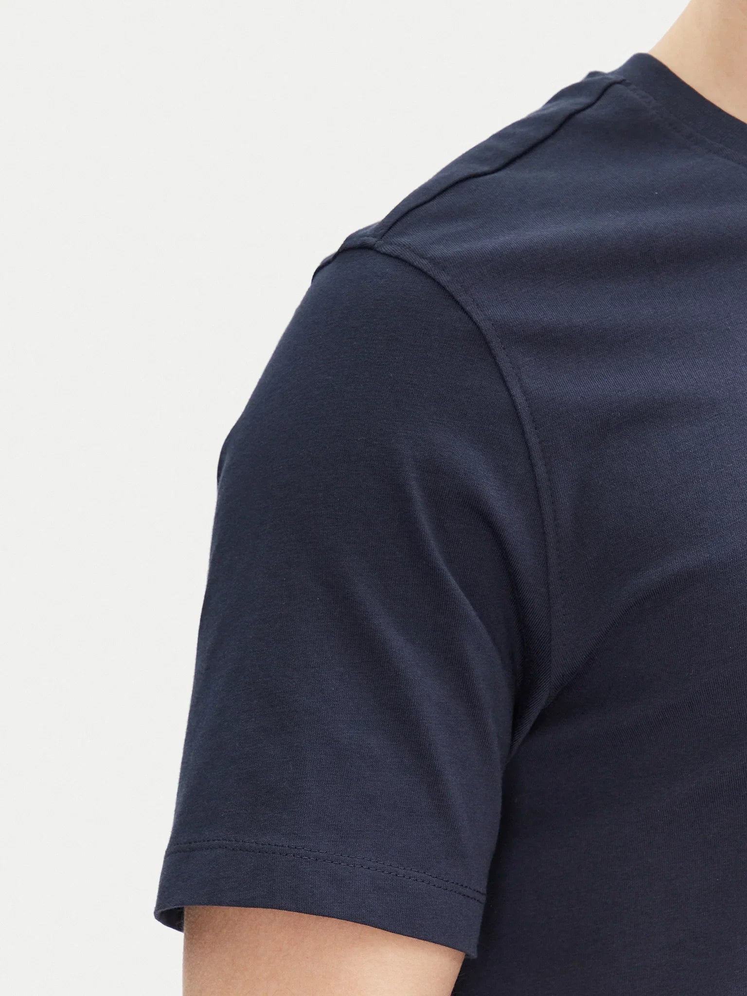 dettaglio manica t-shirt uomo blu navy basic in cotone, vestibilità regular