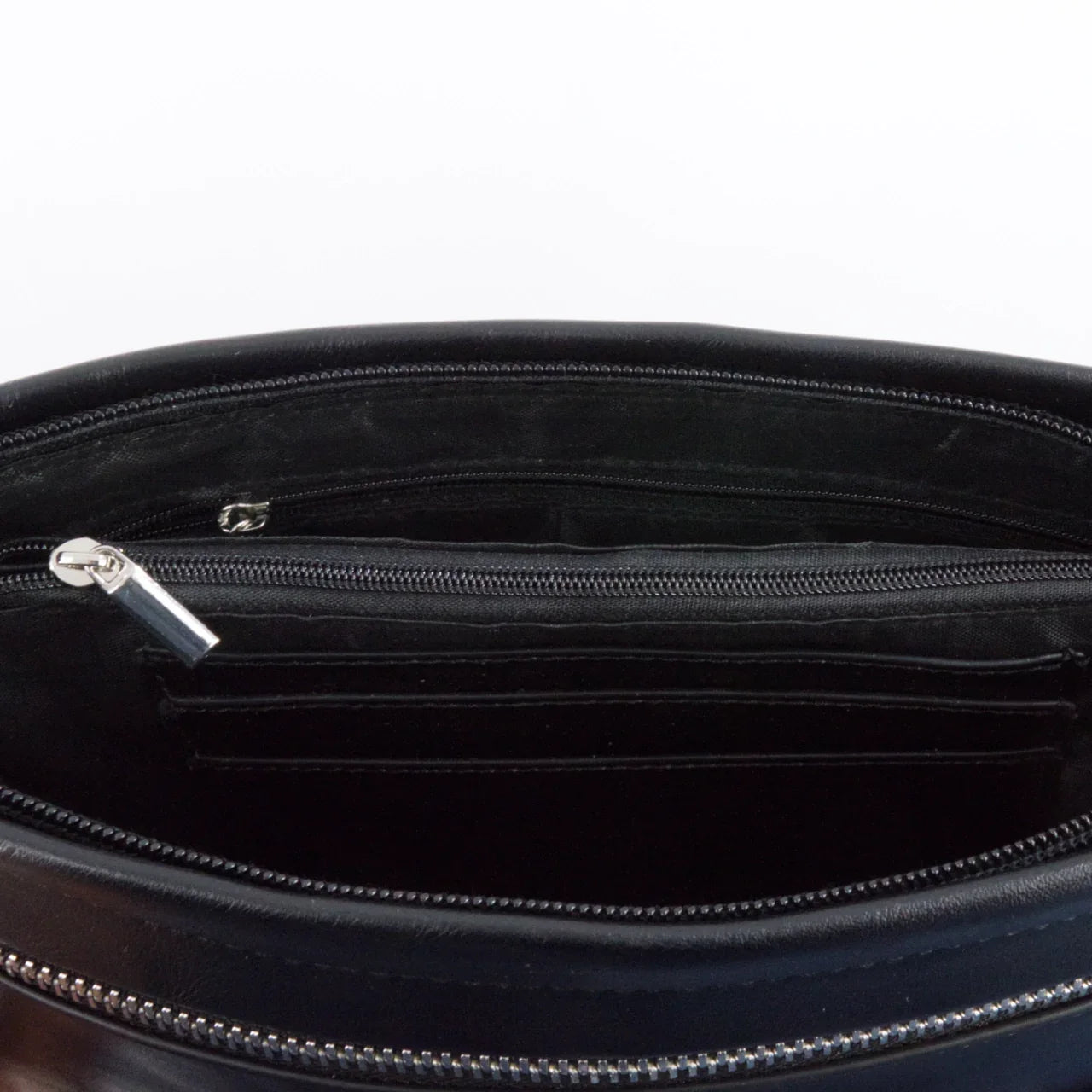 Interno pochette nera da uomo in pelle con zip e scomparti portatessere
