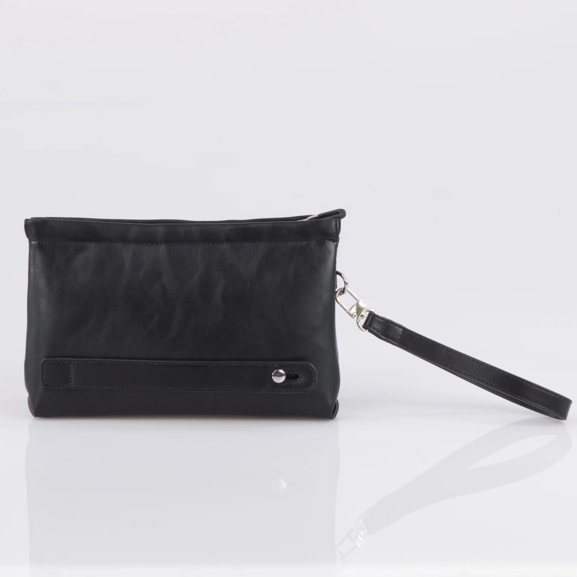 Pochette clutch uomo in pelle nera con cinturino da polso, design elegante su sfondo bianco