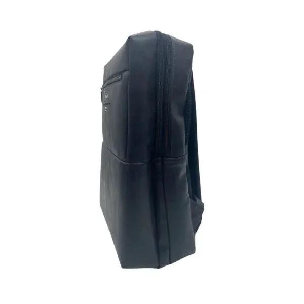 Zaino nero elegante in pelle sintetica con zip e tasca frontale, vista laterale