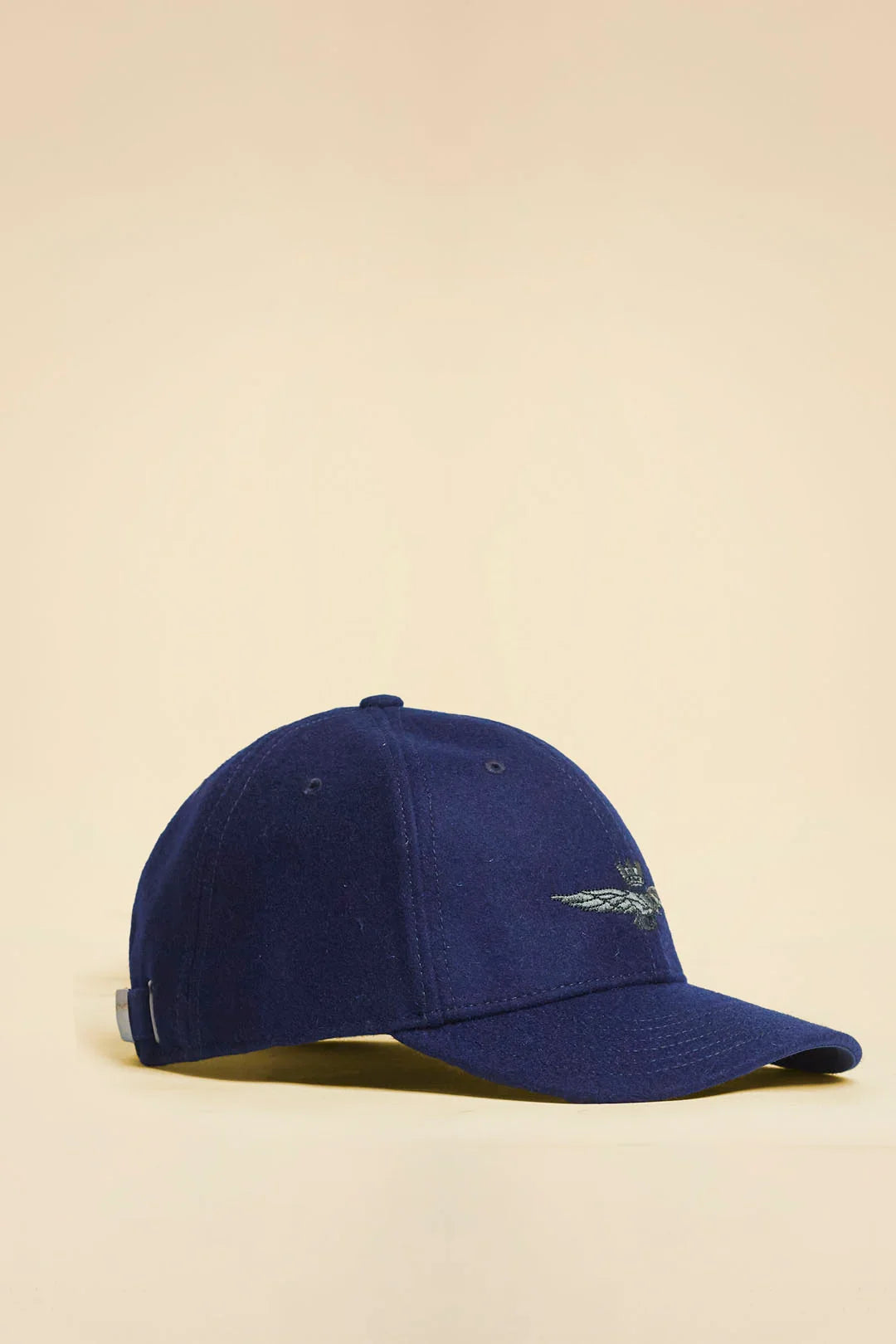Cappellino blu in panno con visiera e logo ricamato, accessorio moda uomo.