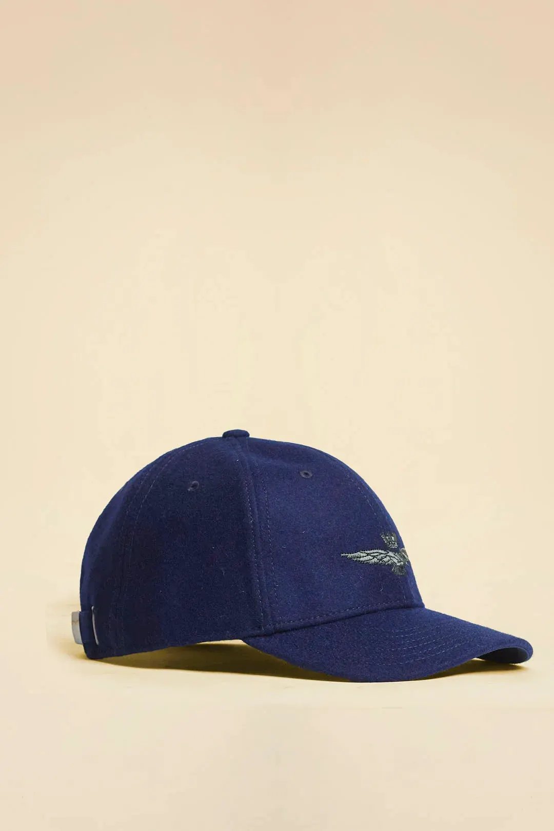 Cappellino blu in panno con visiera e logo ricamato, accessorio moda uomo.