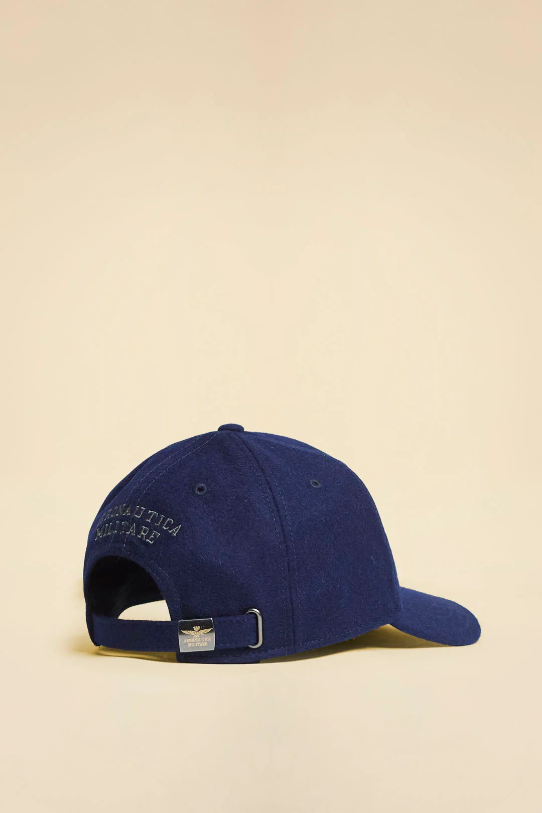 Cappellino blu in panno con ricamo e regolatore metallico sul retro, accessorio uomo