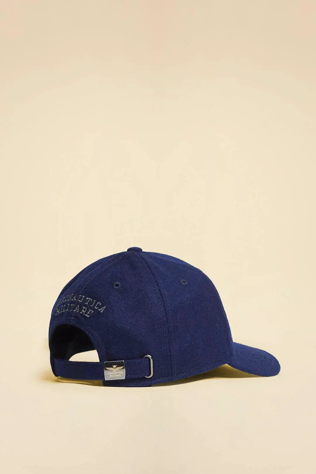 Cappellino blu in panno con ricamo e regolatore metallico sul retro, accessorio uomo