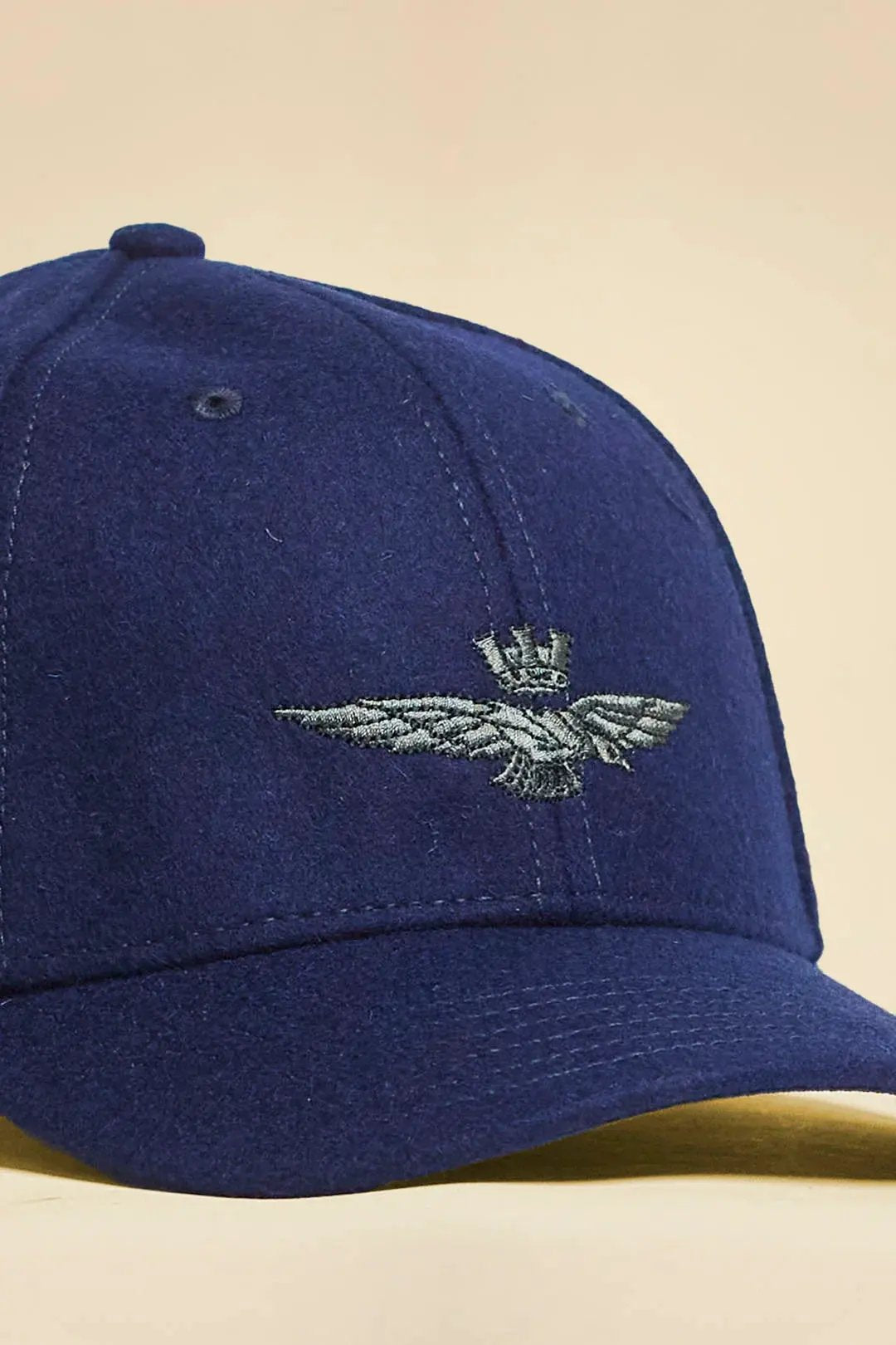 Cappellino blu in panno con ricamo distintivo aquila con corona, stile casual uomo.