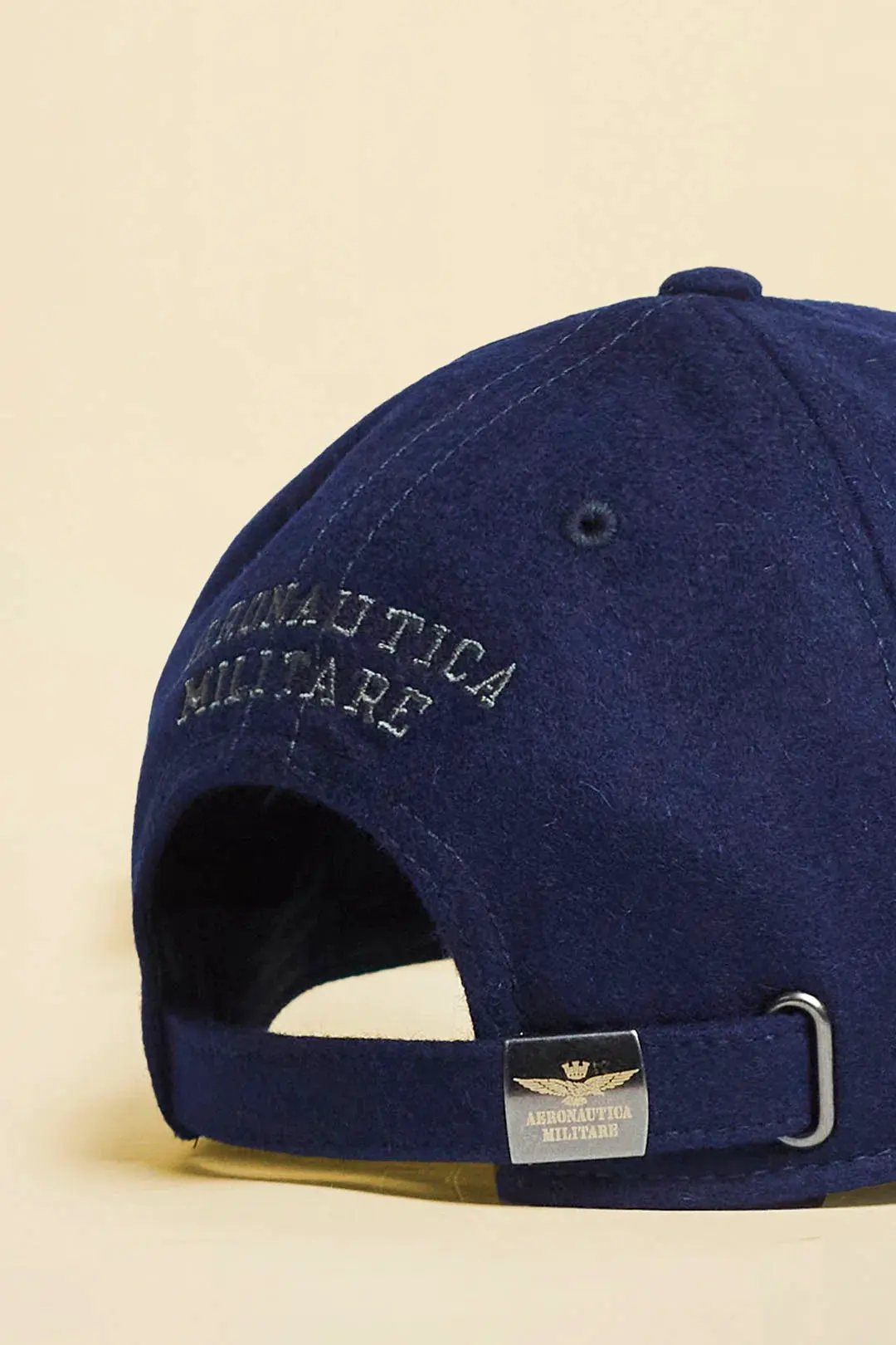 Cappellino blu in panno con ricamo Aeronautica Militare e regolazione posteriore metallica
