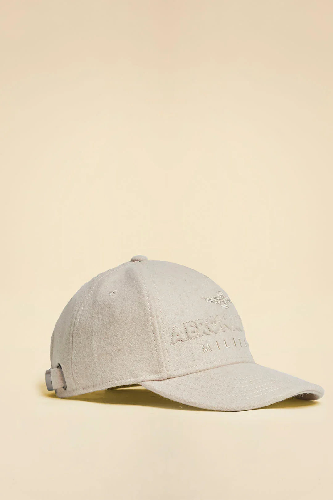 Cappellino da uomo beige in panno con logo ricamato Aeronautica Militare sul davanti.