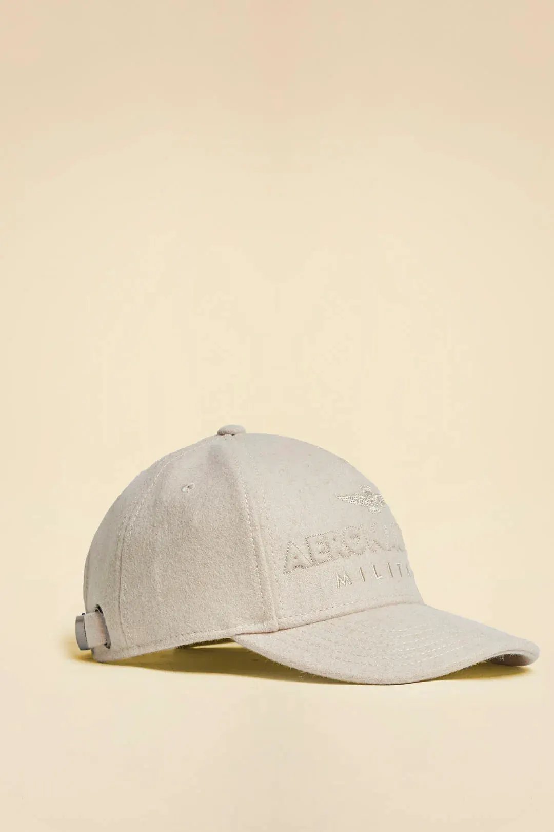 Cappellino da uomo beige in panno con logo ricamato Aeronautica Militare sul davanti.