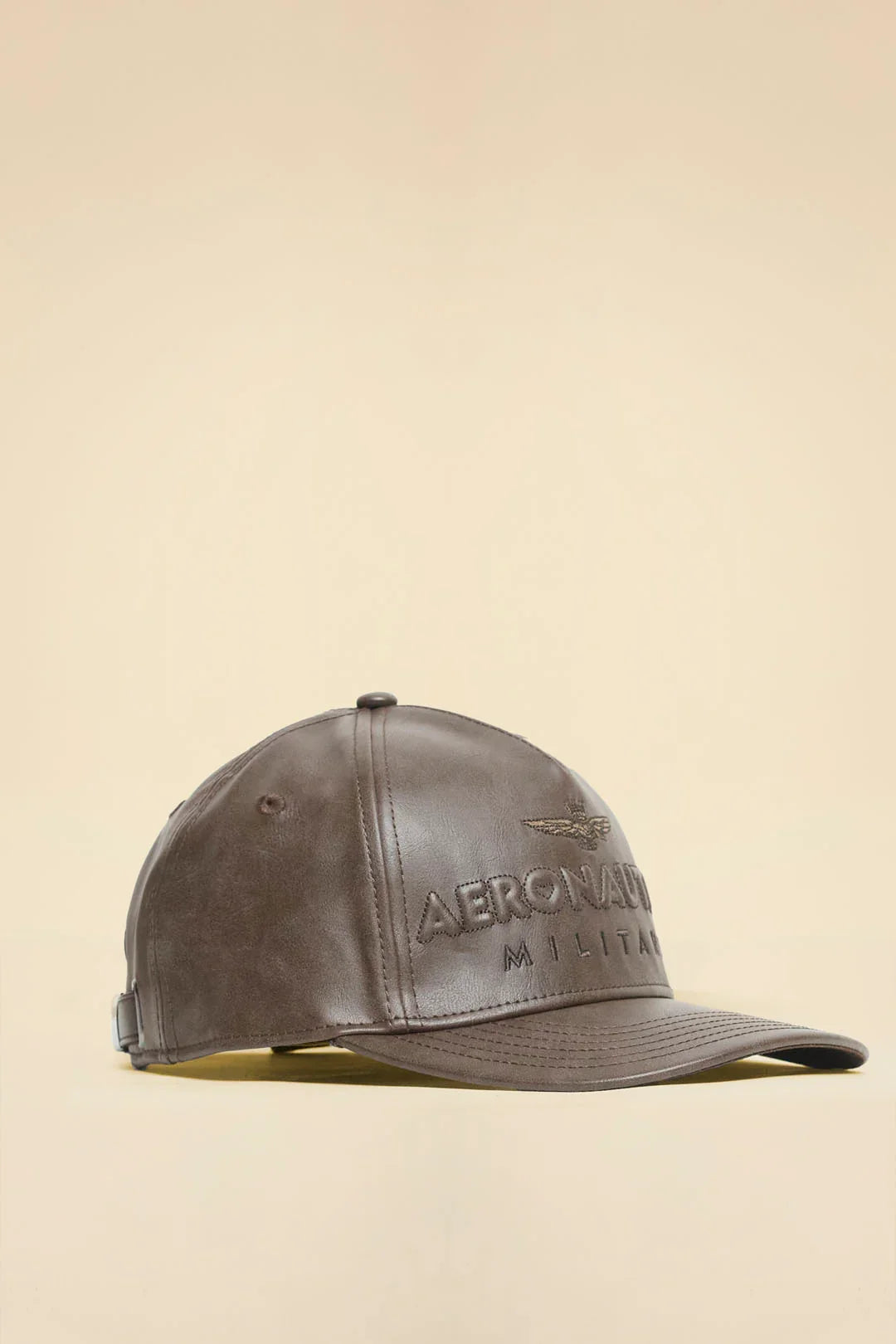 Cappellino uomo ecopelle marrone con logo Aeronautica Militare ricamato sul davanti