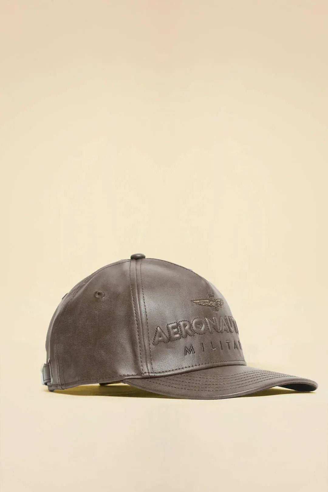 Cappellino uomo ecopelle marrone con logo Aeronautica Militare ricamato sul davanti