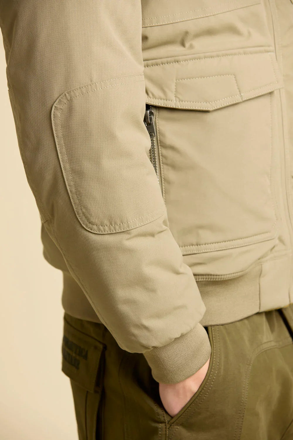 Giubbotto pilot beige da uomo con dettagli sulle maniche, tasche e zip, stile casual