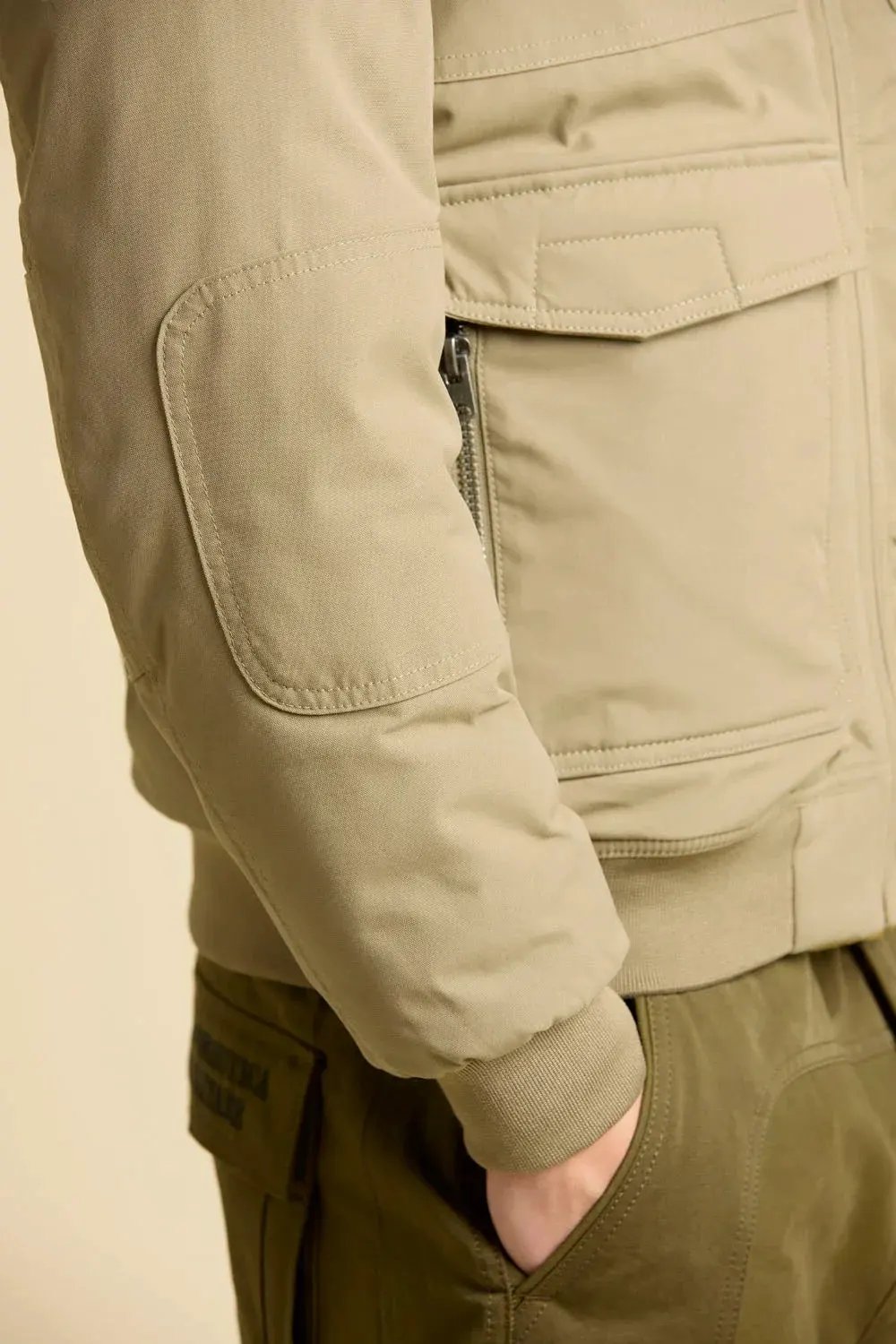 Giubbotto pilot beige da uomo con dettagli sulle maniche, tasche e zip, stile casual