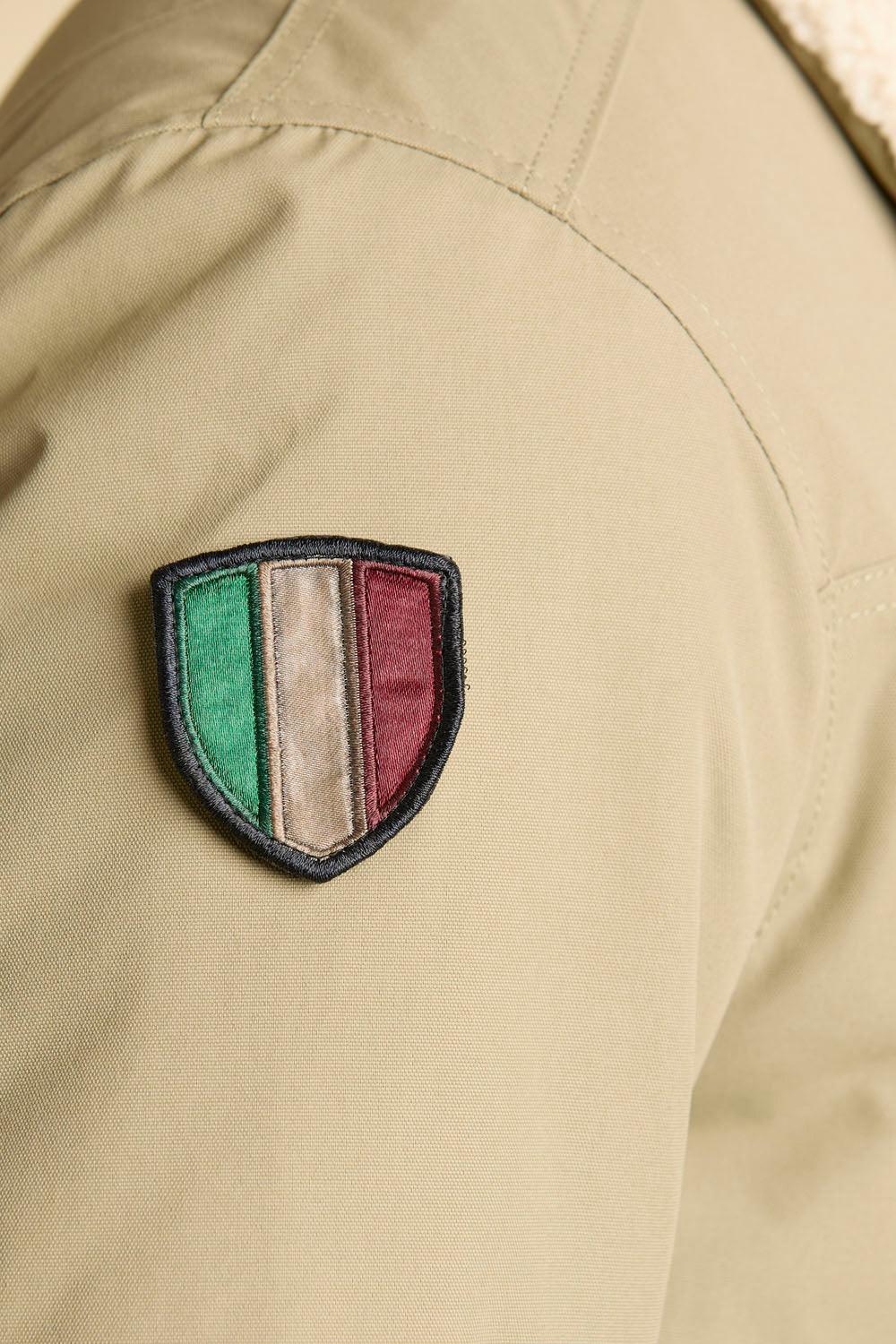 Dettaglio giubbotto beige con patch tricolore, stile pilot, moda uomo alta qualità