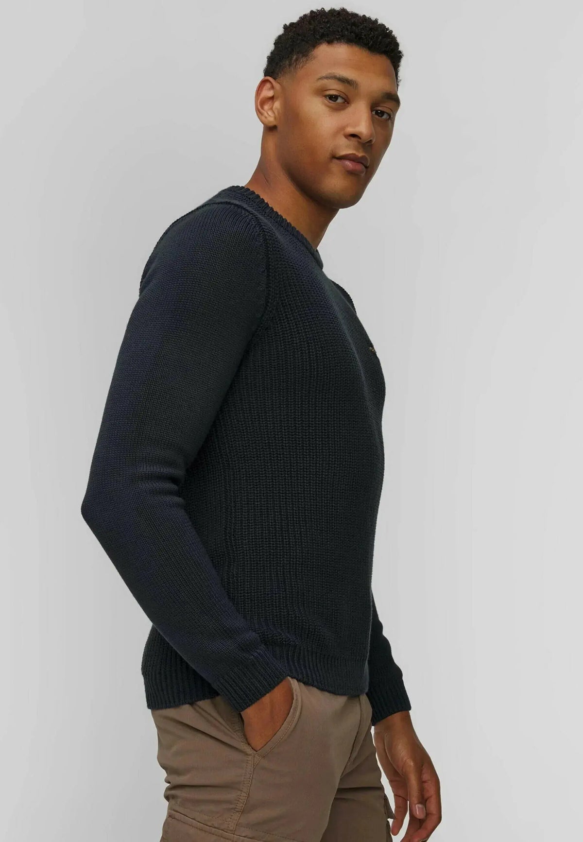 Maglione uomo blu scuro in lana merino, girocollo, vestibilità slim, look casual elegante.