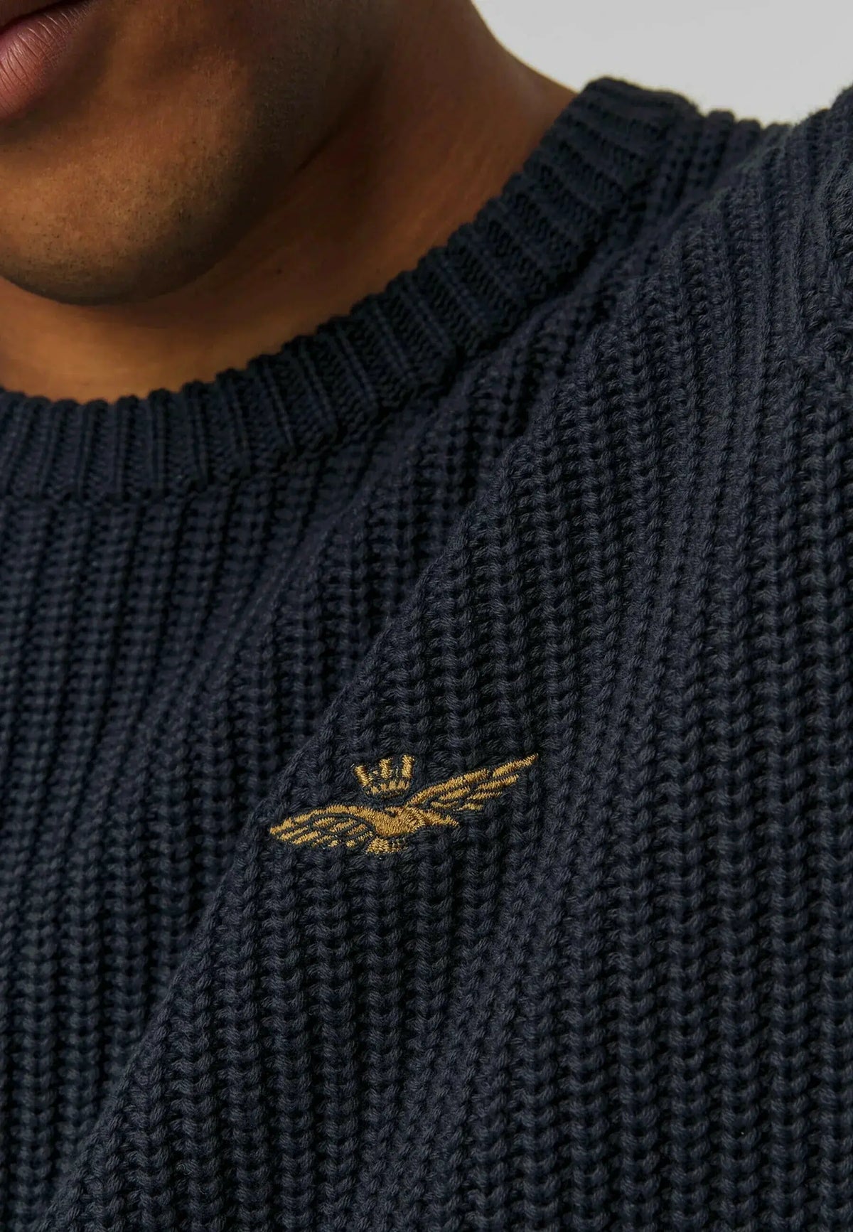 Maglione blu scuro uomo in lana merino con logo ricamato sul petto, collo girocollo