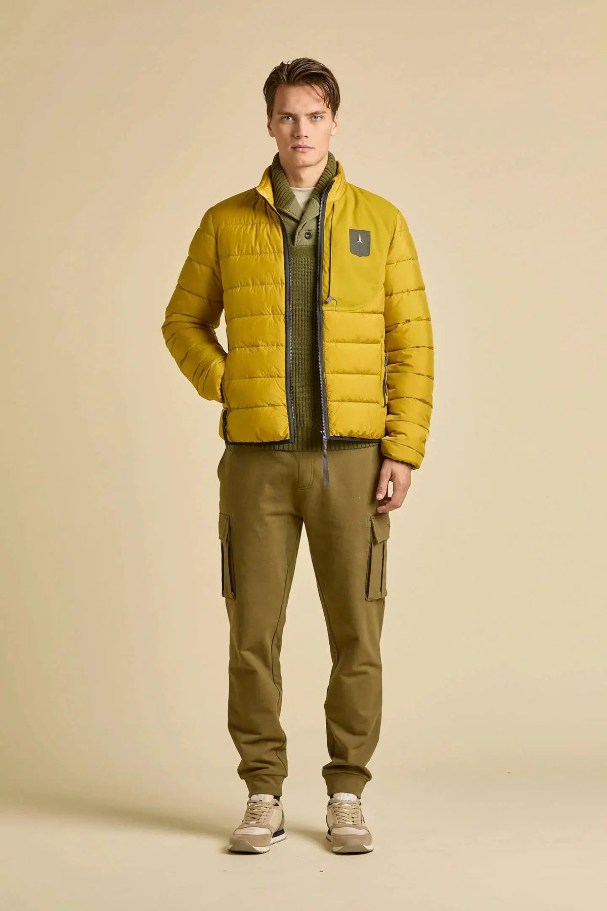 Pantaloni cargo uomo in felpa cotone verde oliva, tasche laterali, vestibilità casual
