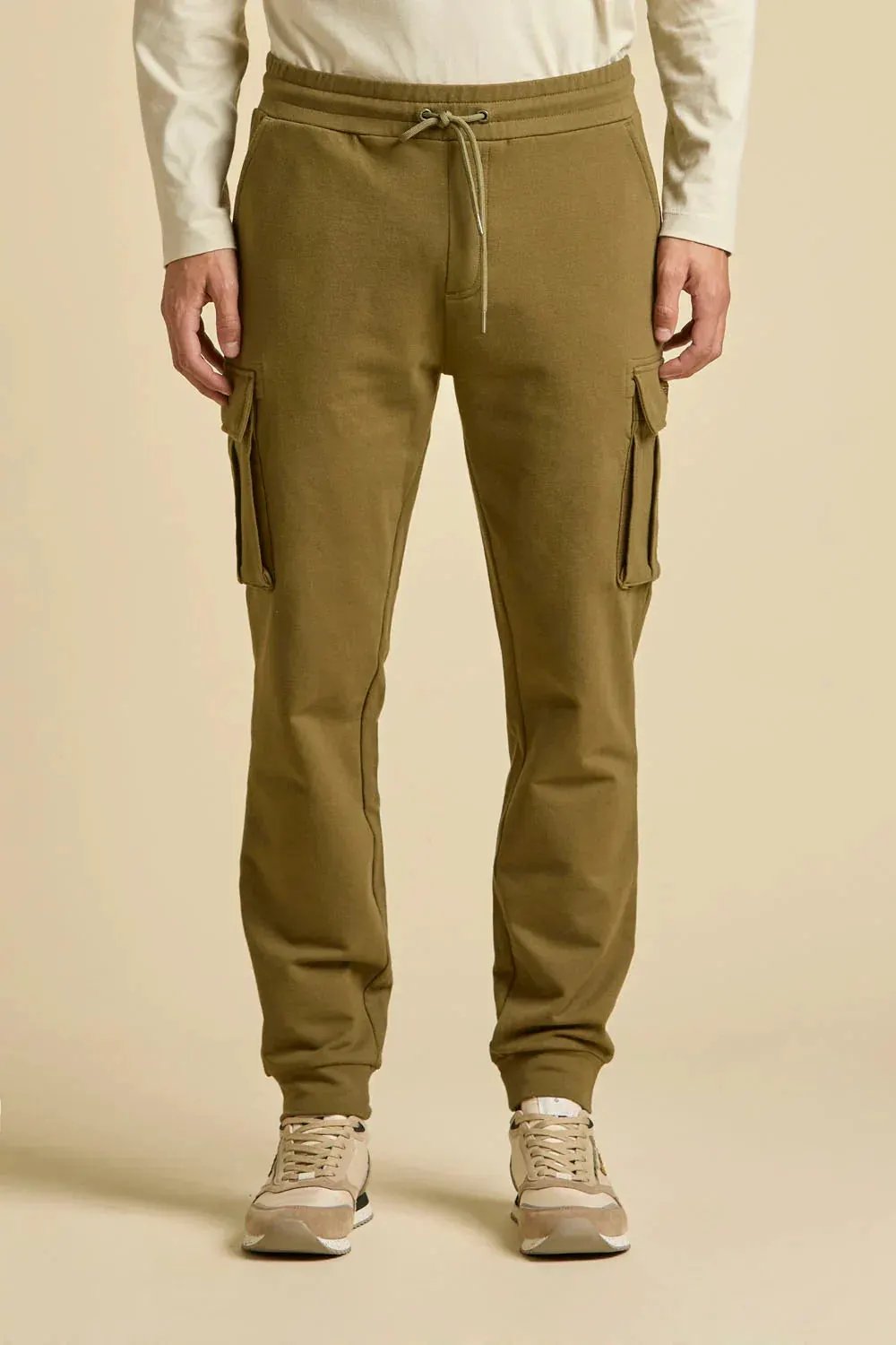 Pantaloni cargo uomo felpati color verde oliva con tasche laterali e coulisse in vita