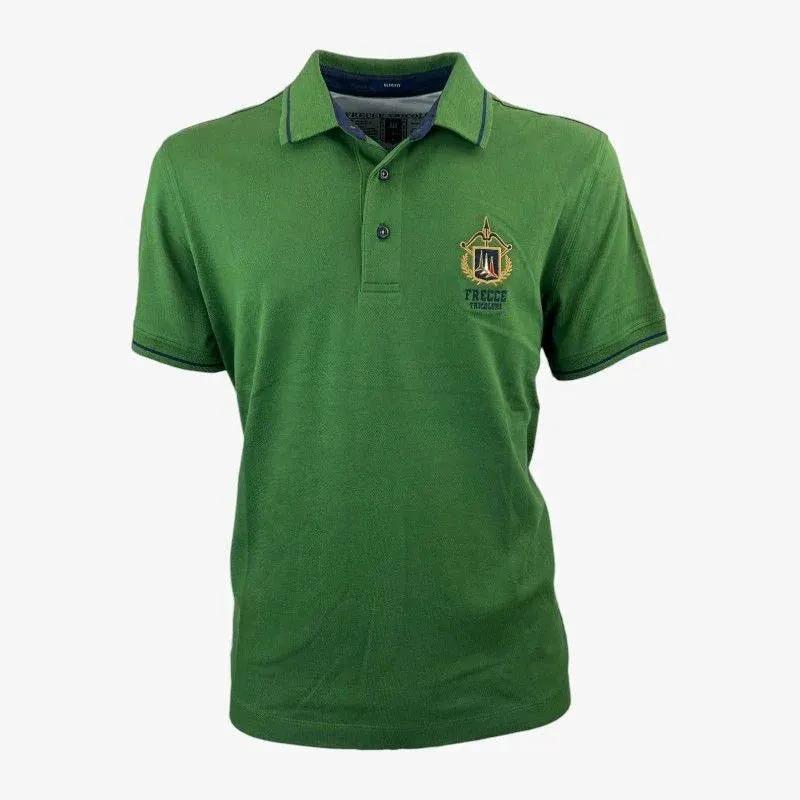 Polo verde uomo in cotone con logo ricamato e dettagli Frecce Tricolori sul petto.