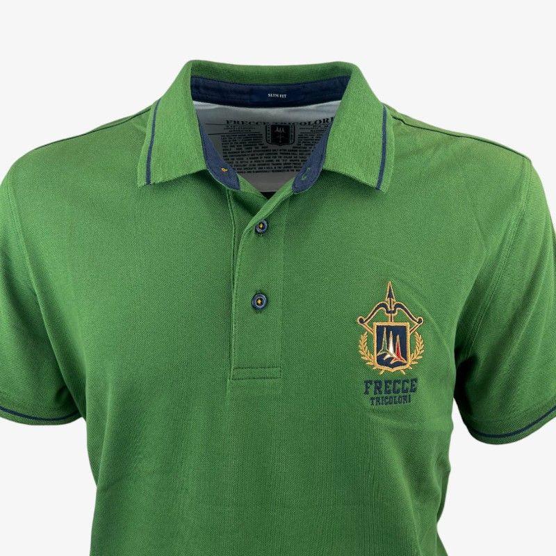 Polo verde uomo in cotone con logo ricamato Frecce Tricolori e colletto a contrasto.