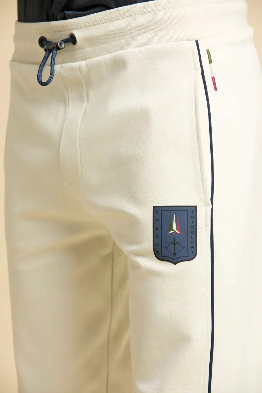 Pantaloni jogger uomo ghiaccio con patch Frecce Tricolori e dettagli piping blu