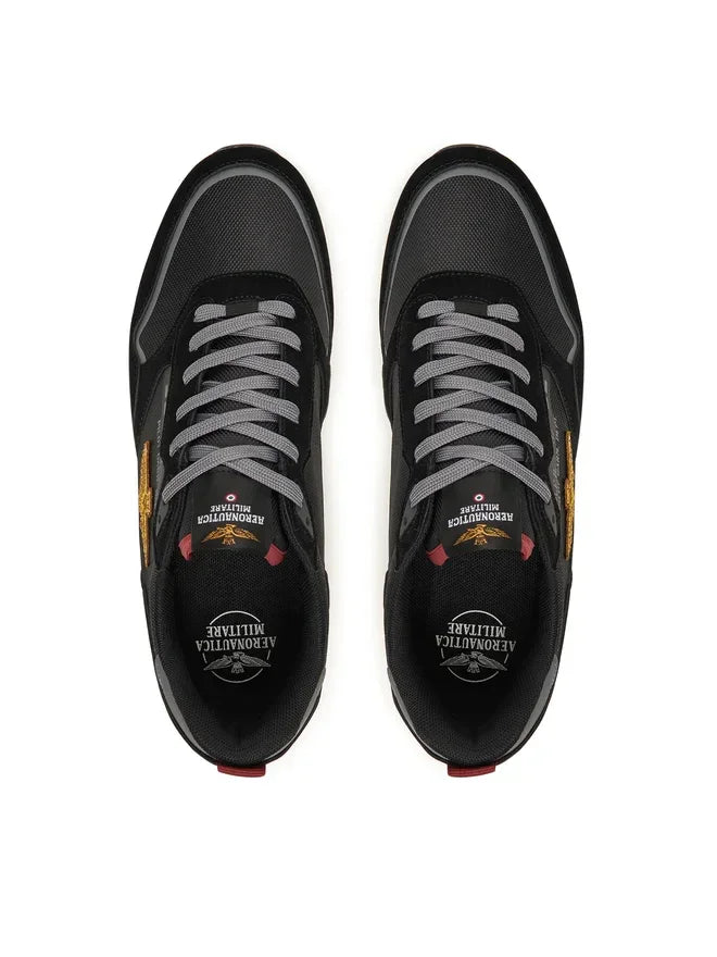 Sneakers nere uomo Aeronautica Militare con dettagli oro e logo, vista dall'alto.
